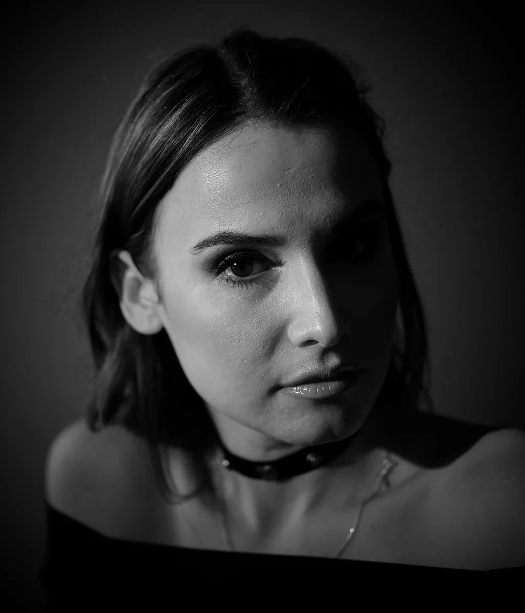 Model Sissi, GFX 50S, 1/1700 sec, f/2.8, ISO 1600, 63mm
